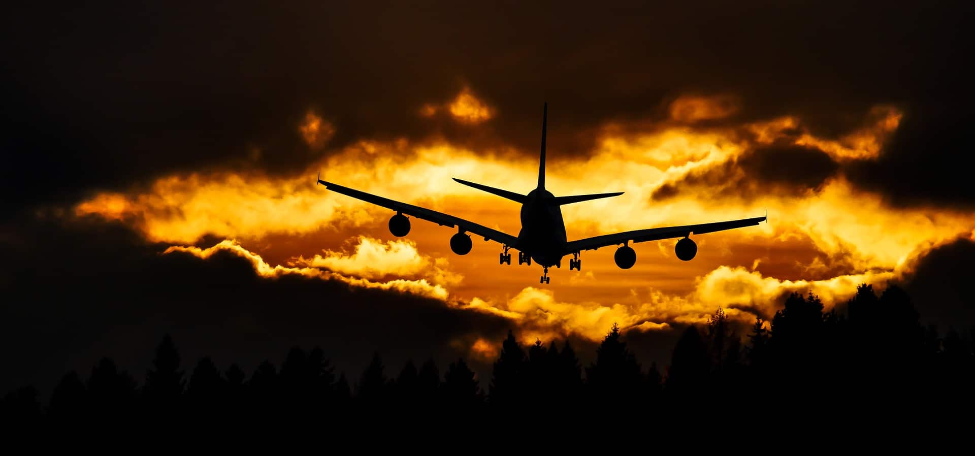 flugzeug-fliegt-in-wolken