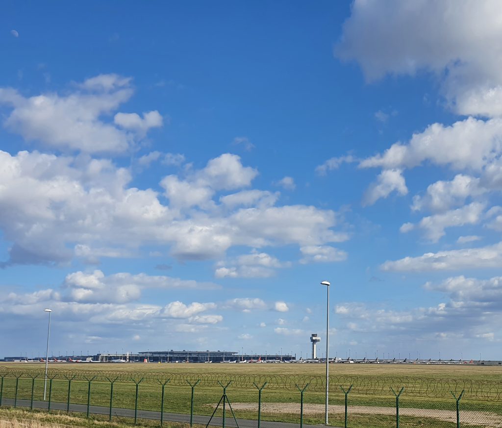 Unzählige Flugzeuge parken am Flughafen Berlin Schönefeld