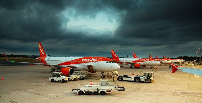 viele easyjet Flugzeuge