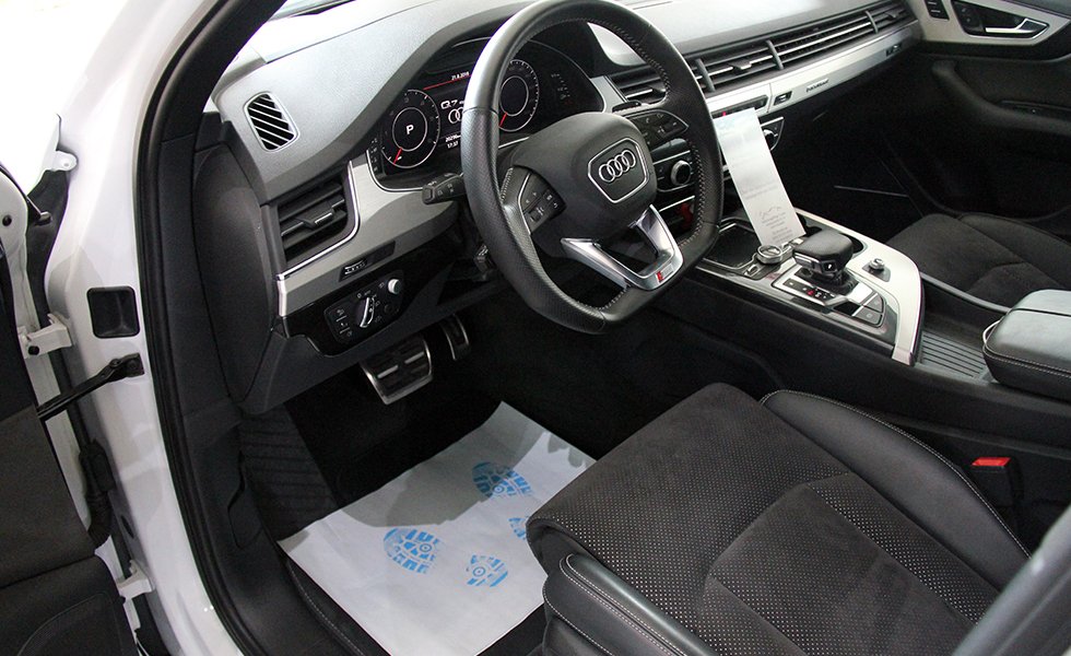 Blick in Audi Fußraum, Schutzfußmatte mit zwei Fußabdrücken