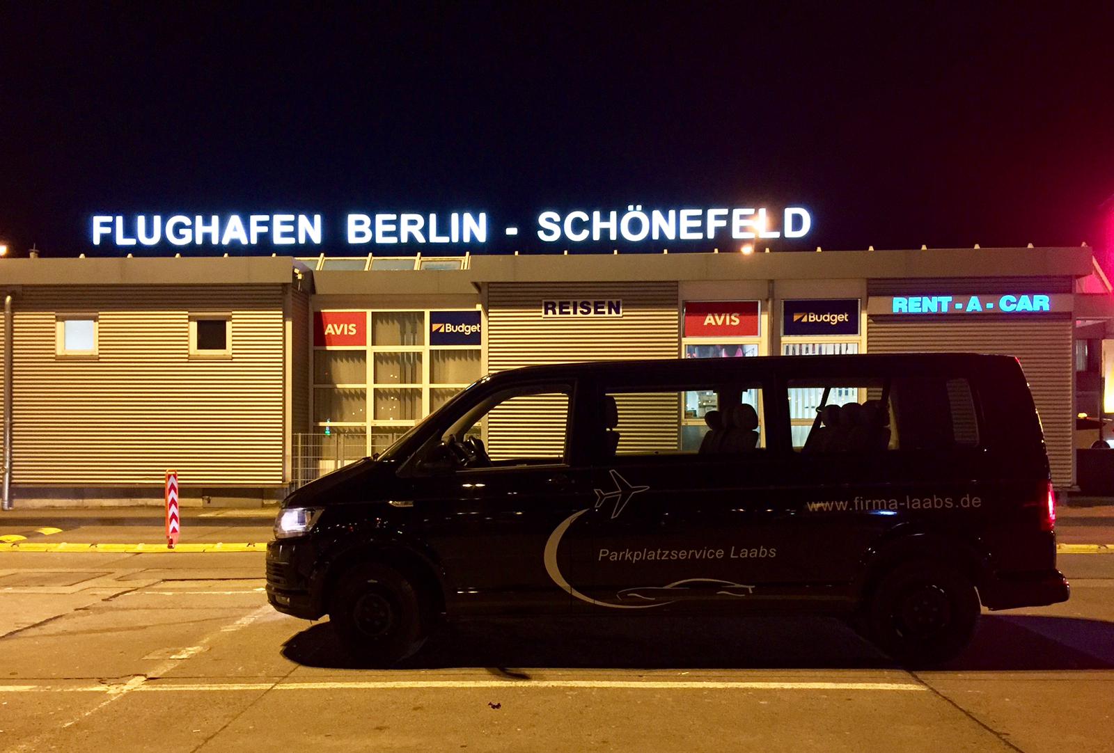 Shuttlebus am Flughafen Berlin BER in der Nacht