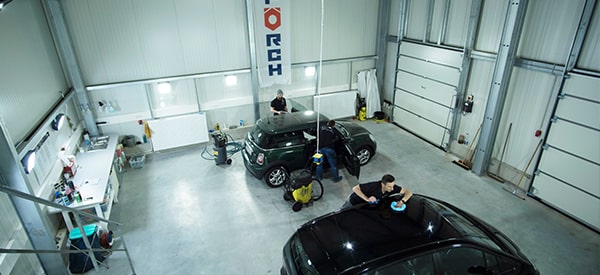 Fahrzeugpflegehalle der Firma Laabs mit Fahrzeugaufbereitern - Foto von oben