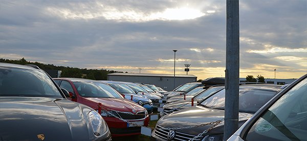 Parkplatz mit vielen PKW´s am Flughafen Berlin BER