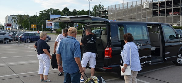 zufriedene Kunden auf unserem Parkplatz am Flughafen BER