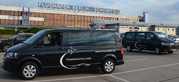 Shuttlebus auf dem Kurzzeitparkplatz am Flughafen Berlin BER