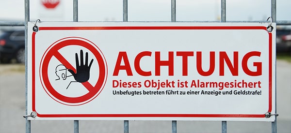 Sicher parken am Flughafen Berlin BER - Hinweis Schild: Achtung, dieses Objekt ist Alarmgesichert